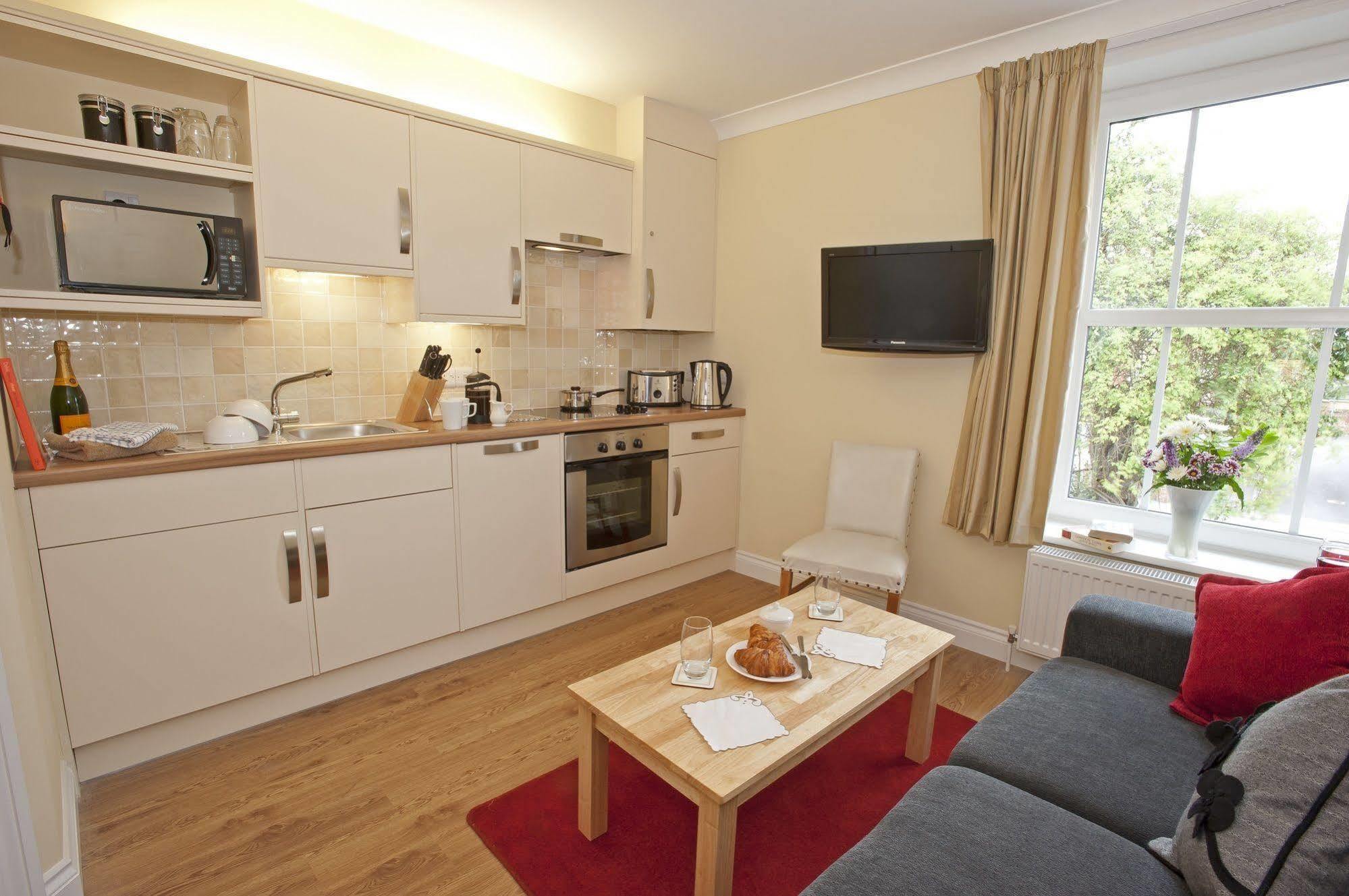 Peartree Serviced Apartments Salisbury Exterior photo